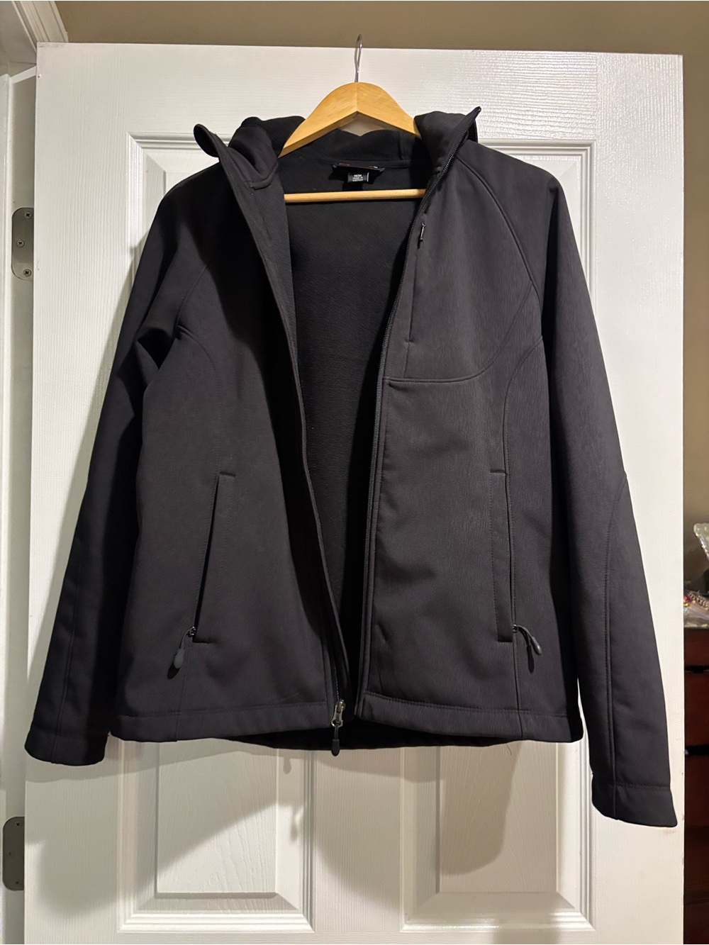 Womenโs Black Softshell Hooded Jacket